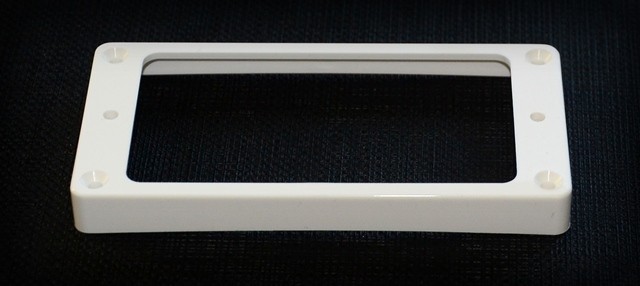 EMG Arched 6 M Plastový Rámik pre Snímač Humbucker Biela